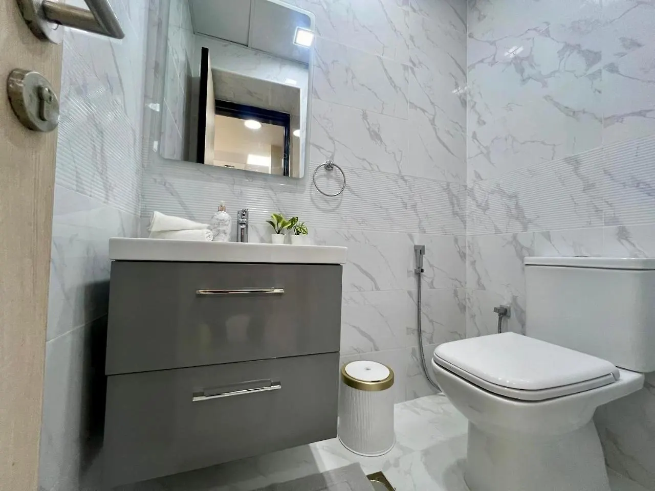 Stylish 1 Bedroom Canal View, Near Beach And Metro Station Dubai 0*,