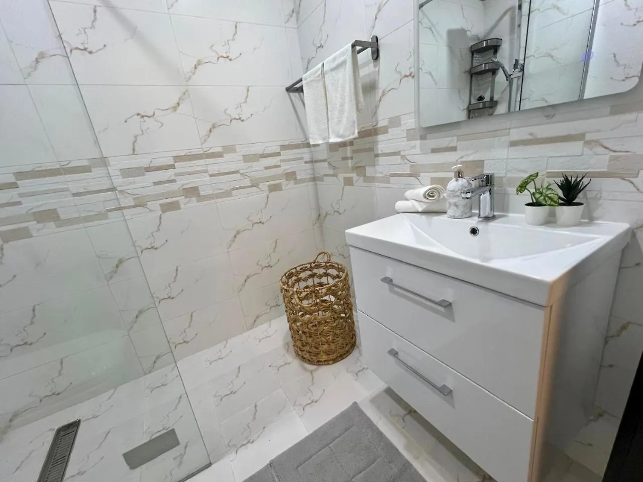 Stylish 1 Bedroom Canal View, Near Beach And Metro Station Dubai