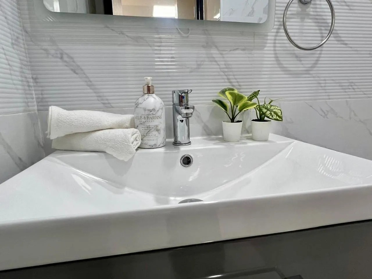 Apartment Stylish 1 Bedroom Canal View, Near Beach And Metro Station Dubai